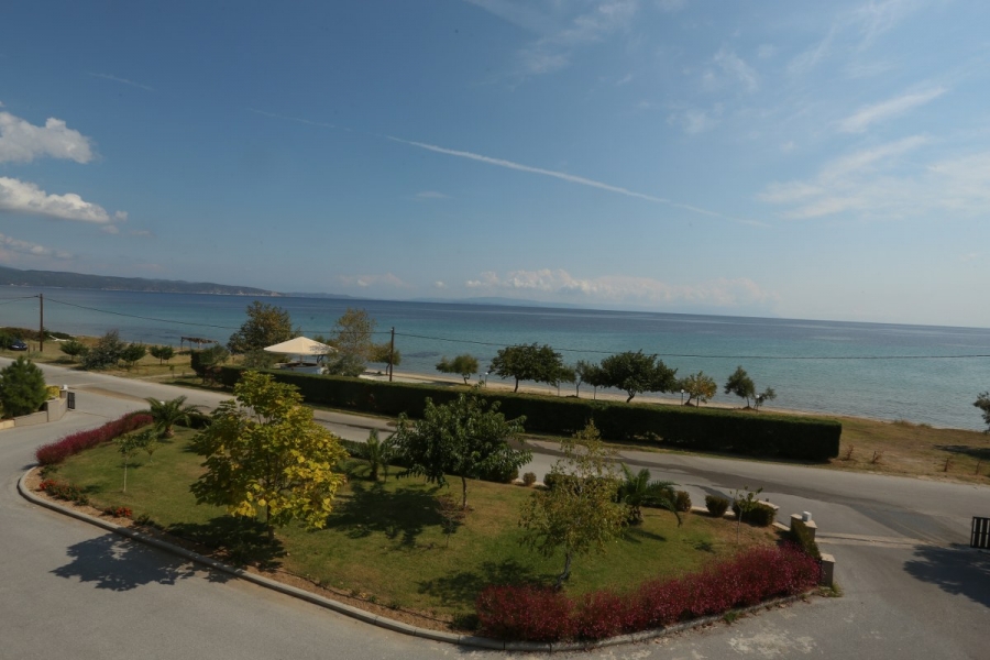 Krotiri resort hotel put do plaže i bar na plaži .jpg
