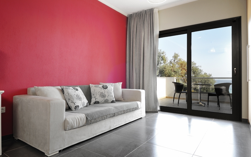Krotiri resort hotel superior soba sofa krevet .jpg
