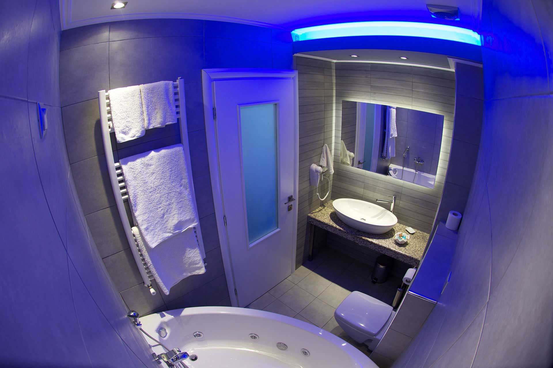 Kymata hotel luxury soba kupatilo.jpg