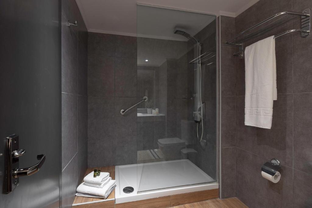 Hotel La Piscine Art deluxe rooms bathroom.jpg