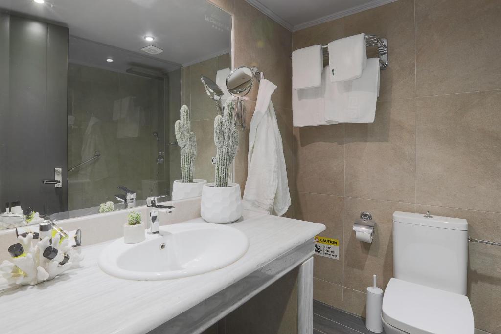 Hotel La Piscine Art executive suite bathroom.jpg
