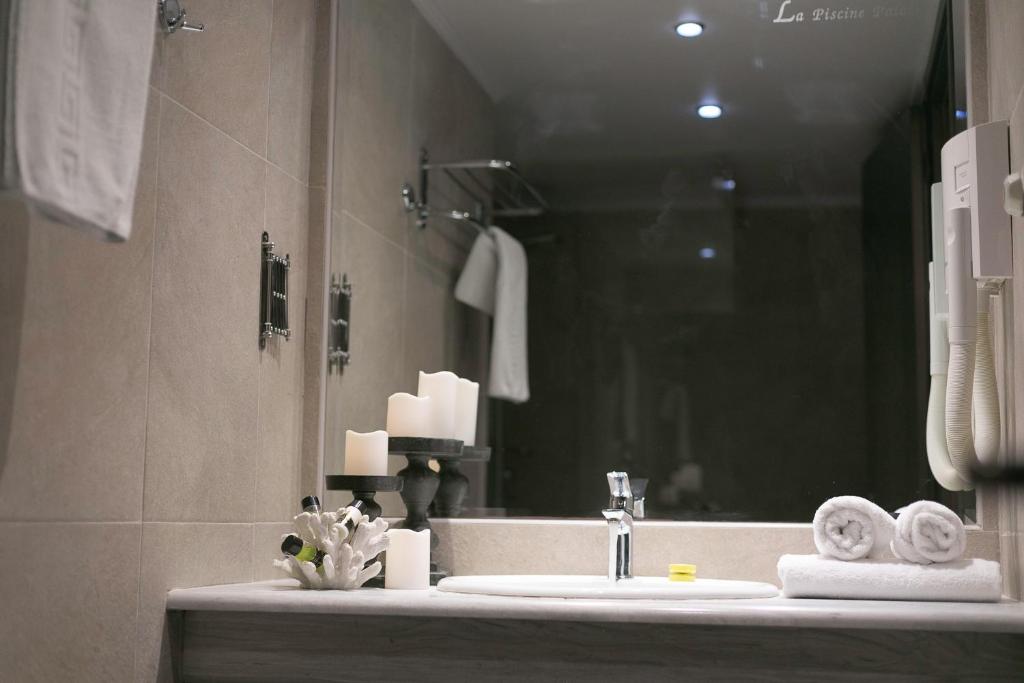 Hotel La Piscine Art junior suite bathroom.jpg