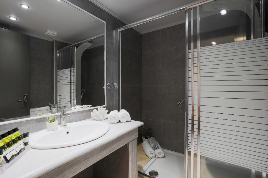 Hotel La Piscine Art standard rooms bathroom.jpg