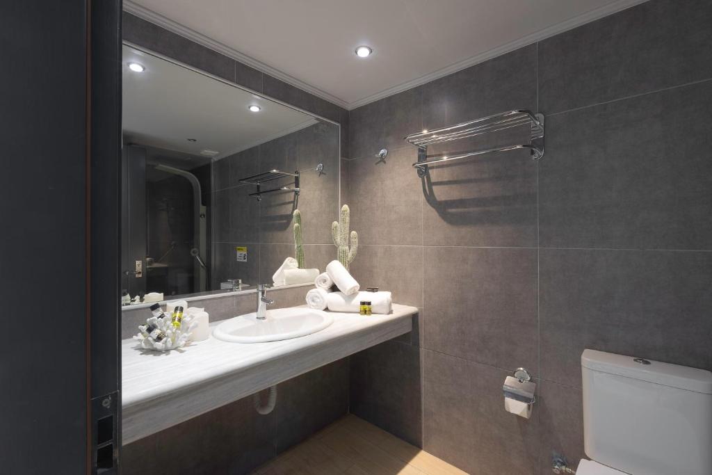 Hotel La Piscine Art superior rooms bathroom.jpg