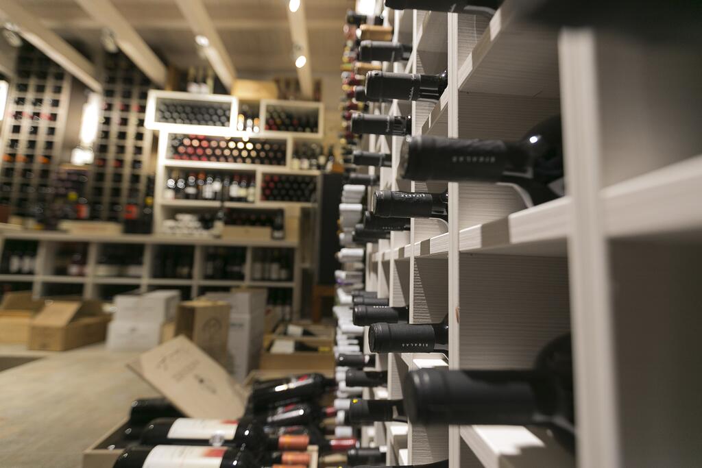 Hotel La Piscine Art wine bar 1.jpg