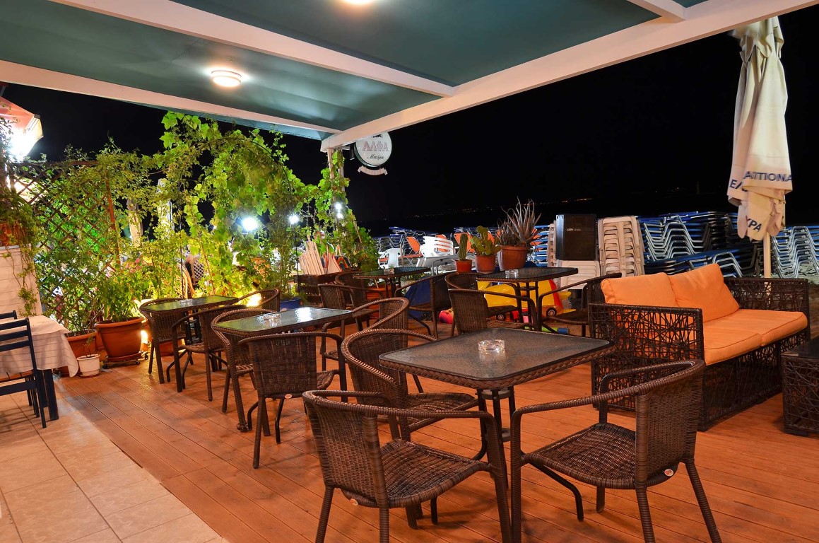 Aktaion hotel bar na plaži.jpg