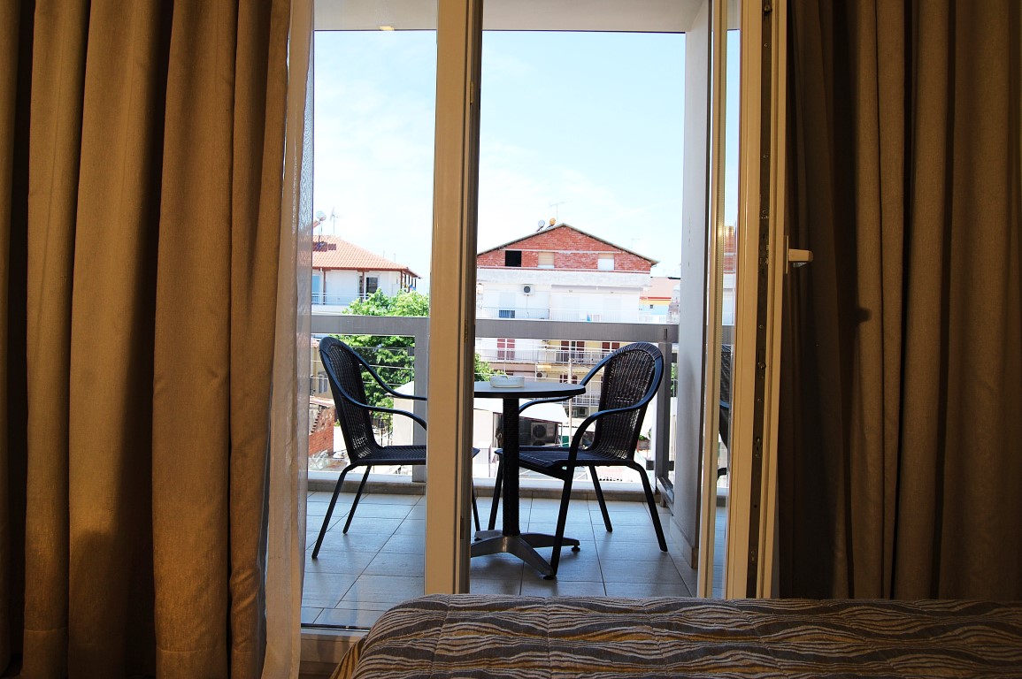 Aktaion hotel standard soba terasa .jpg