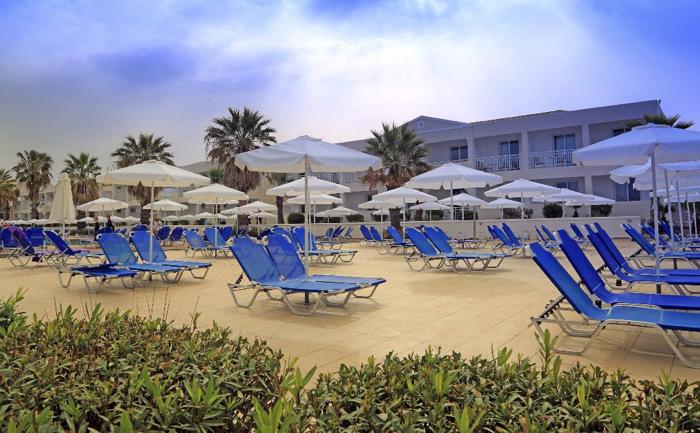 Labranda Sandy Beach Hotel lezaljke.jpg