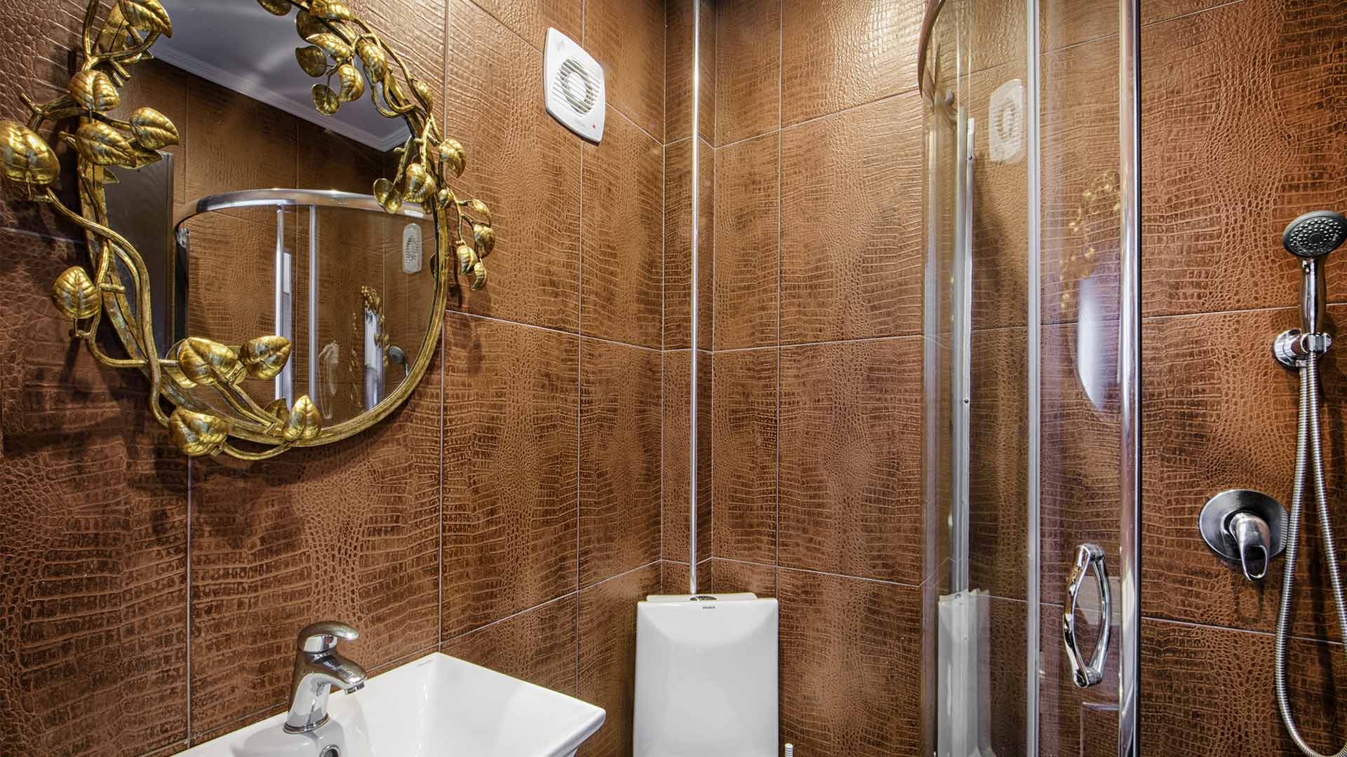 Hotel Leandros bathroom 1.jpg