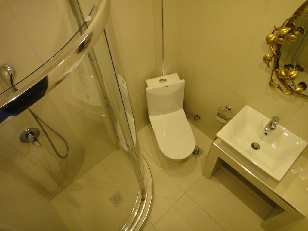 Hotel Leandros bathroom 2.jpg