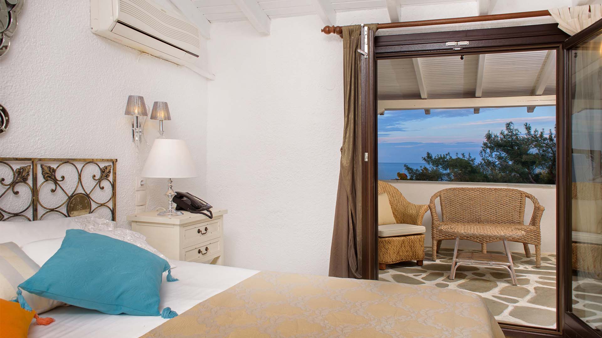 Hotel Leandros deluxe triple rooms 1.jpg
