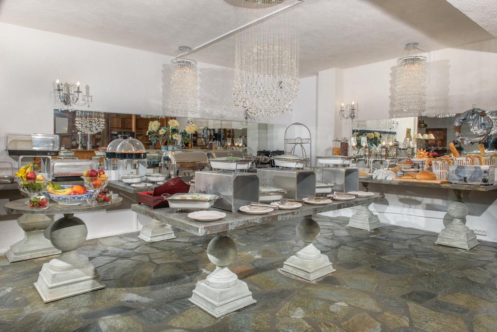 Hotel Leandros restaurant 1.jpg