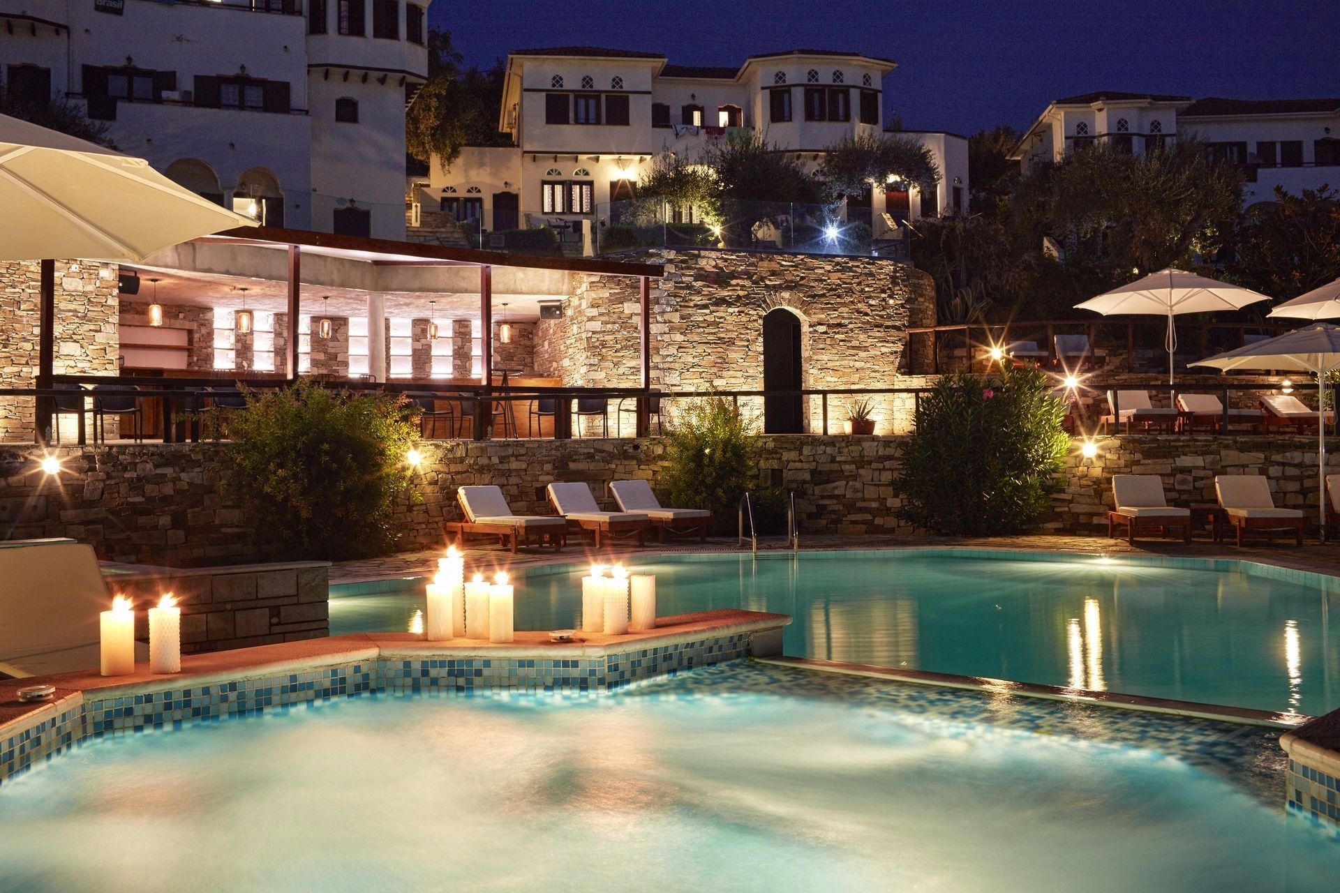 Leda Village Resort bazen nocu.jpeg