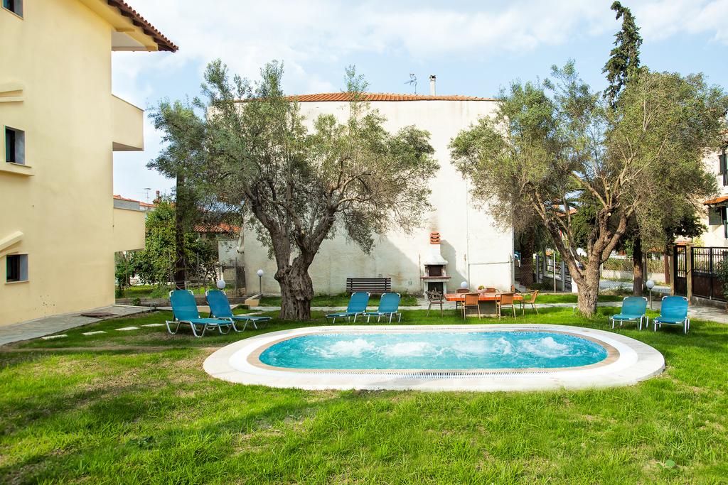 Villa Lemon Garden jacuzzi.jpg