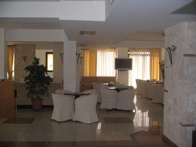 Hotel Lesse lobi.jpg