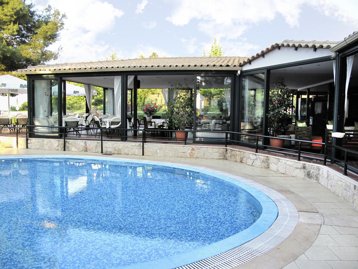 Hotel Lesse pool bar.jpg
