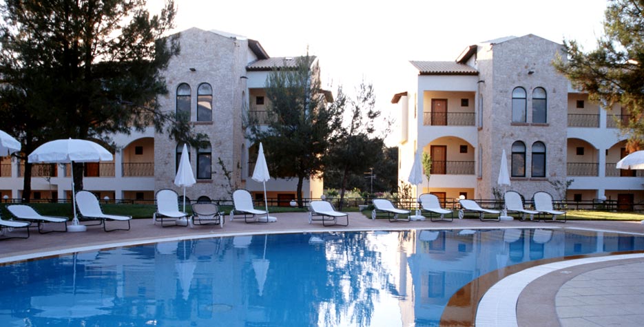 Hotel Lesse pool.jpg