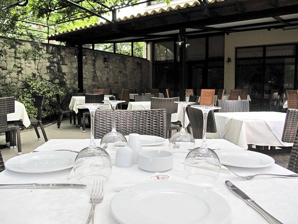 Hotel Lesse restoran 2.jpg