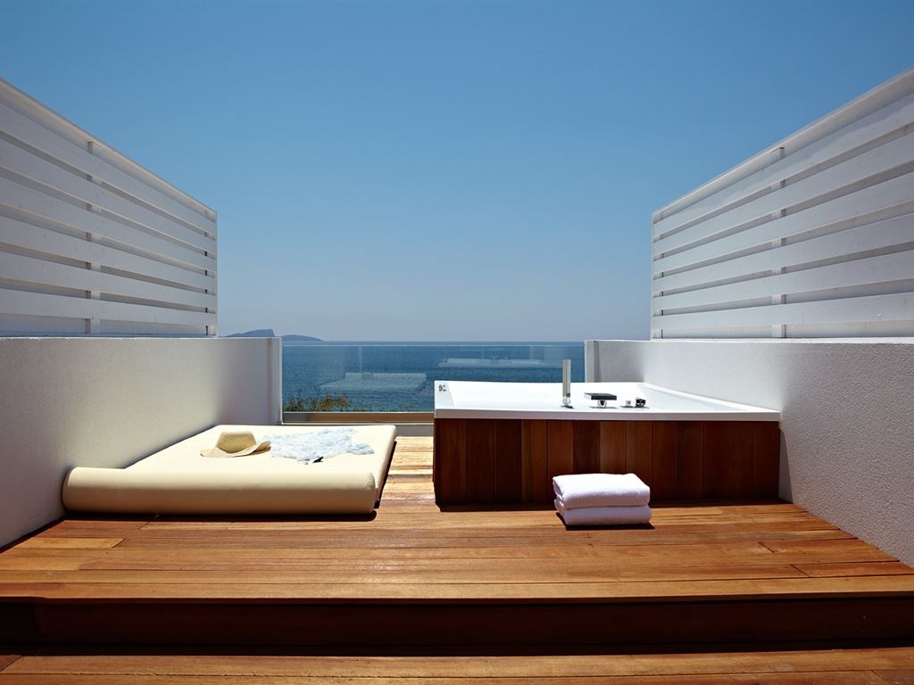 Hotel Lichnos Beach private jacuzzi.jpeg