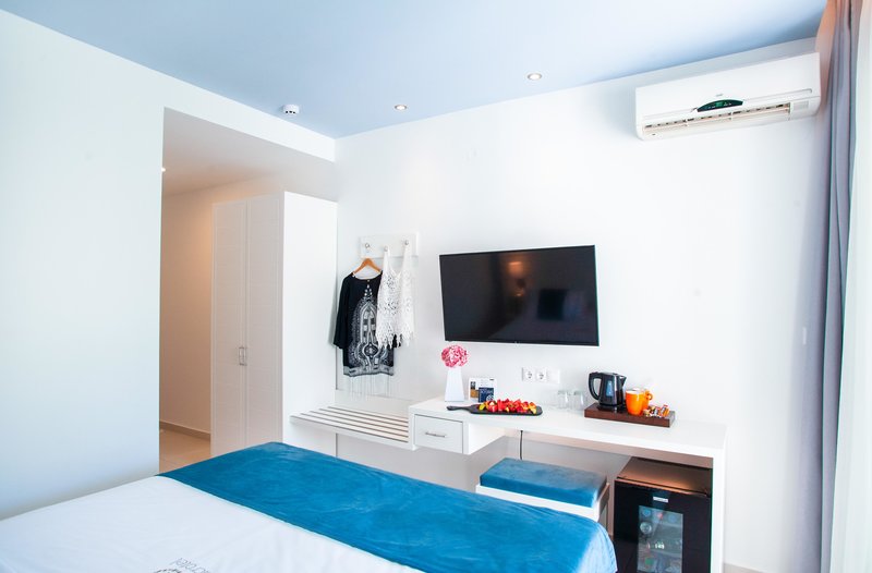 Acrotel Lily Ann Boutique Hotel - TV u komfort sobi sa pogledom na baštu.jpg