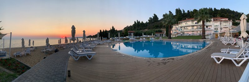 Acrotel Lily Ann Boutique Hotel - ležaljke i suncobrani pored bazena.jpg