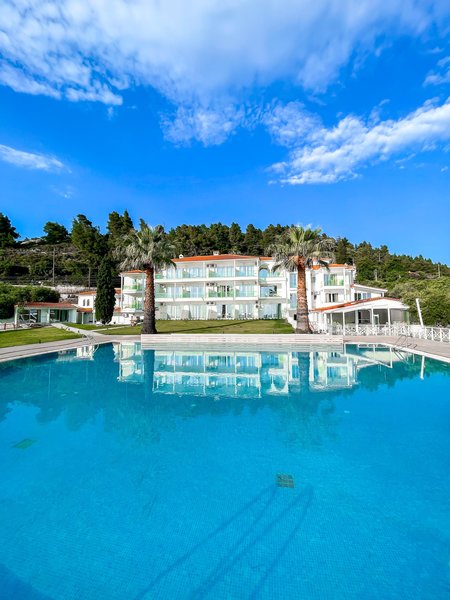Acrotel Lily Ann Boutique Hotel - pogled na bazen i objekat.jpg