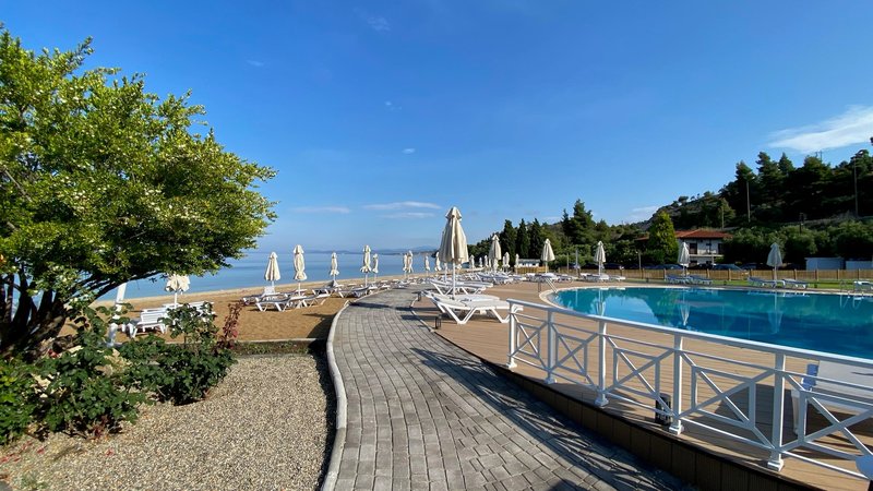 Acrotel Lily Ann Boutique Hotel - staza između bazena i plaže.jpg