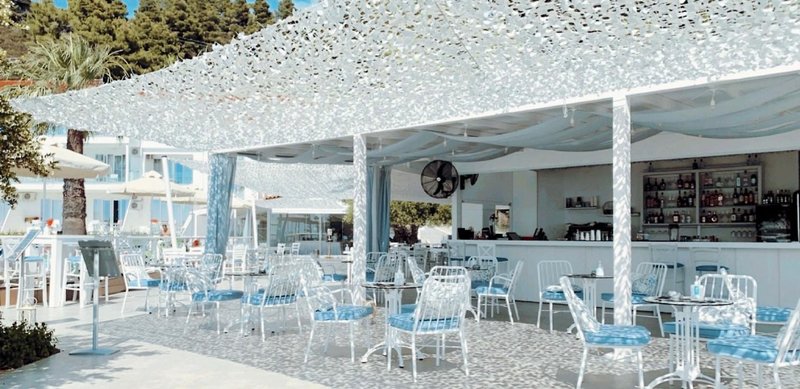 Acrotel Lily Ann Boutique Hotel - stolovi i stolice na terasi hotela.jpg