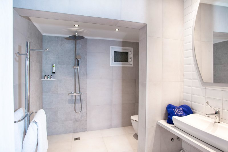 Acrotel Lily Ann Boutique Hotel - tuš kabina iz drugog ugla.jpg