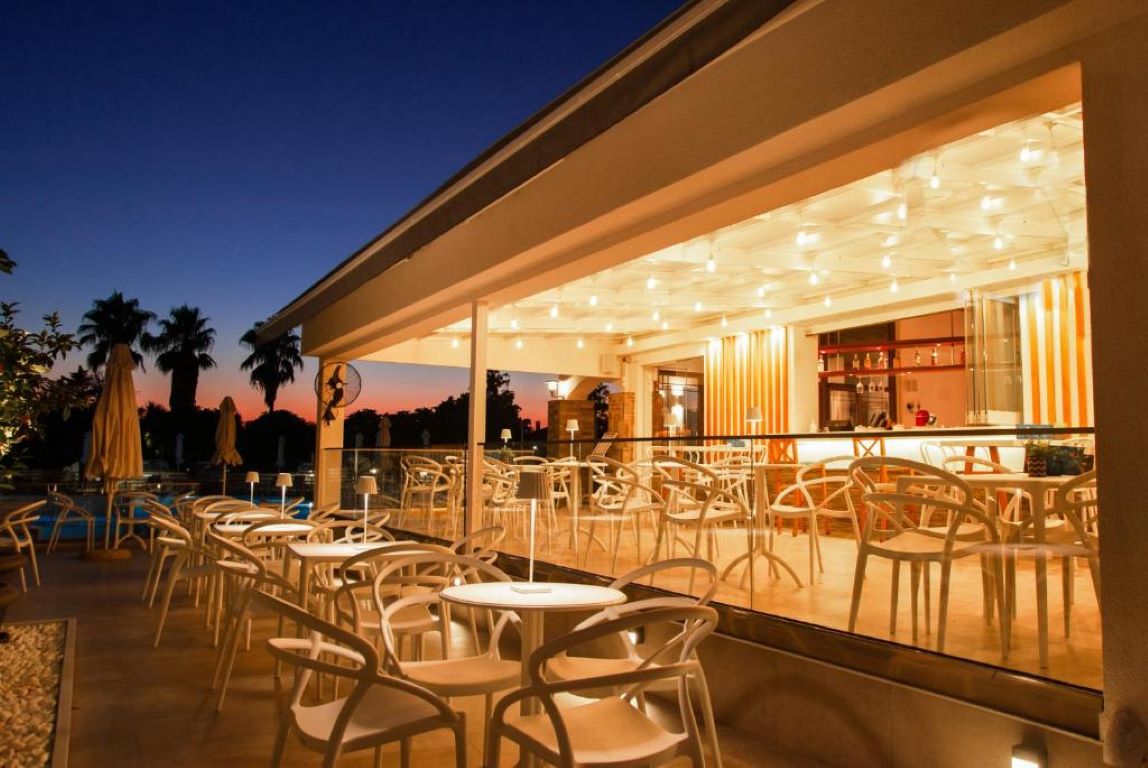 Acrotel Lily Ann Village-Bar .jpg