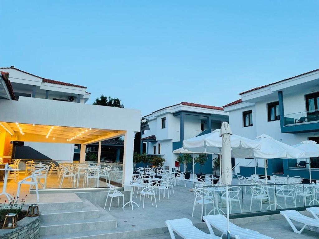 Acrotel Lily Ann Village Hotel-Bar na bazenu.jpg