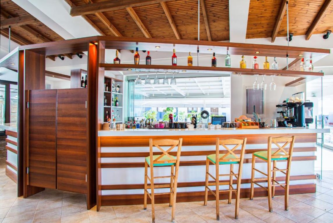 Lily Ann Village Hotel-Bar na bazenu.jpg