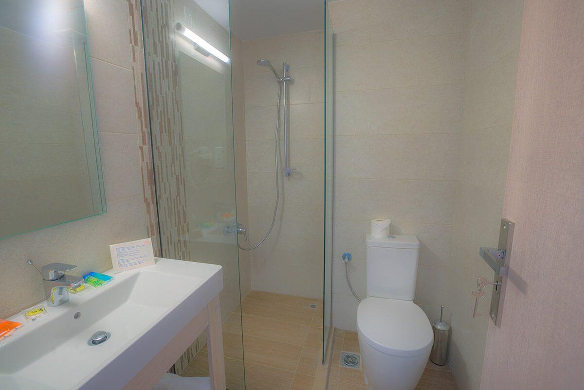 Livadi Nafsika Hotel Soba kupatilo.jpg