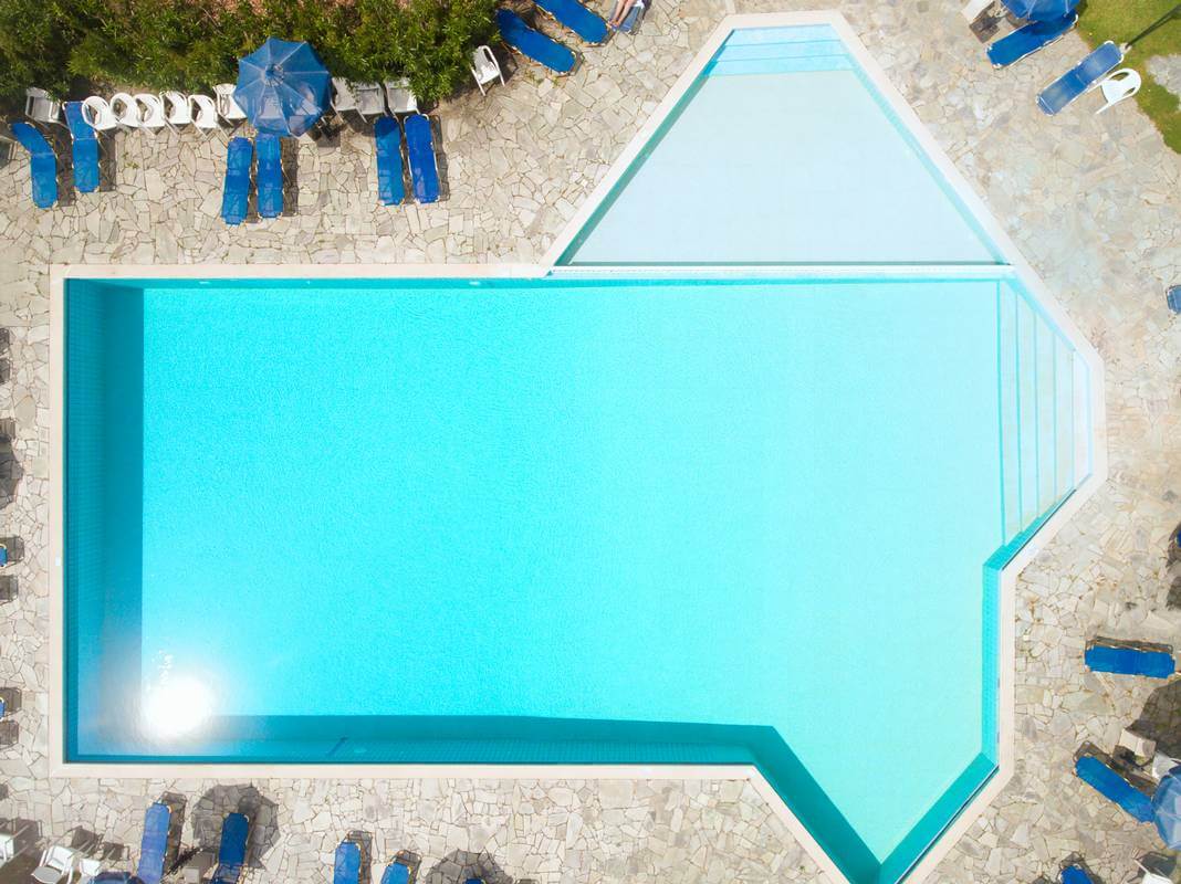 Livadi Nafsika Hotel bazen iz vazduha.jpg