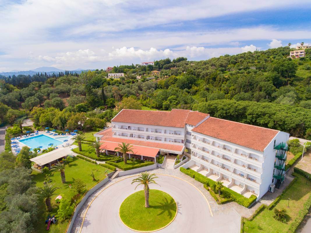 Livadi Nafsika Hotel okruzenje.jpg