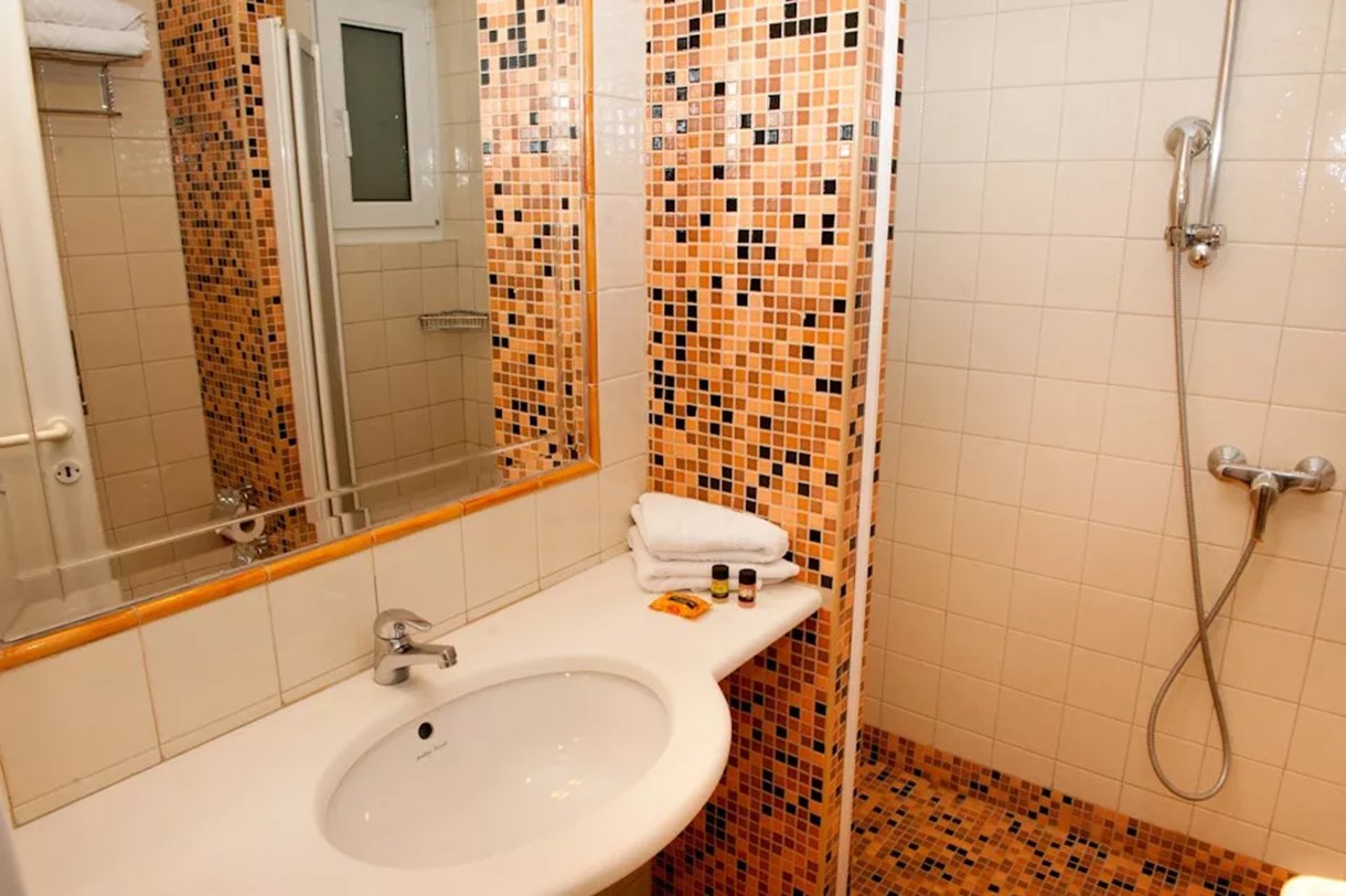 Hotel London bathroom.jpg