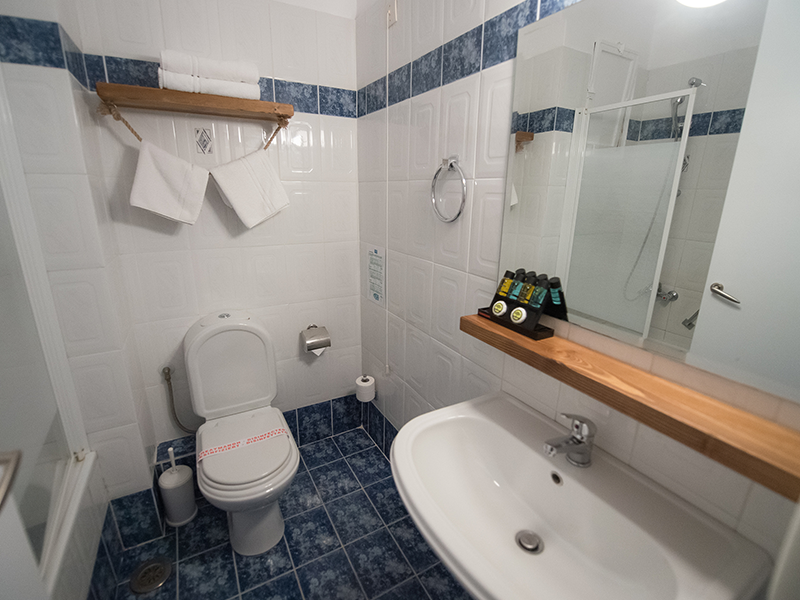 Hotel Long Beach Resort bathroom 1.png