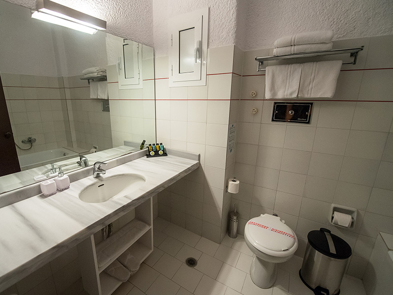 Hotel Long Beach Resort bathroom.jpg
