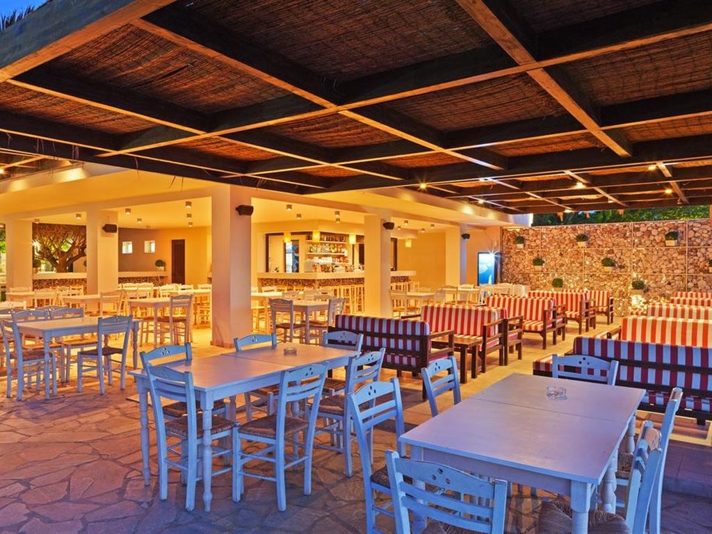 Hotel Long Beach Resort restaurant 1.jpeg