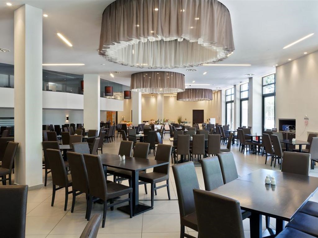 Hotel Long Beach Resort restaurant 2.jpeg