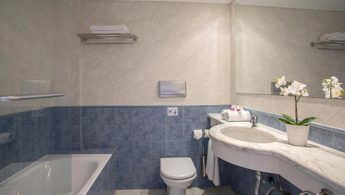 Hotel Louis Zante Beach bathroom.jpg