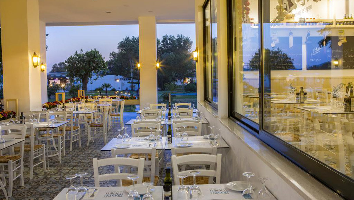 Hotel Louis Zante Beach restaurant 1.jpg
