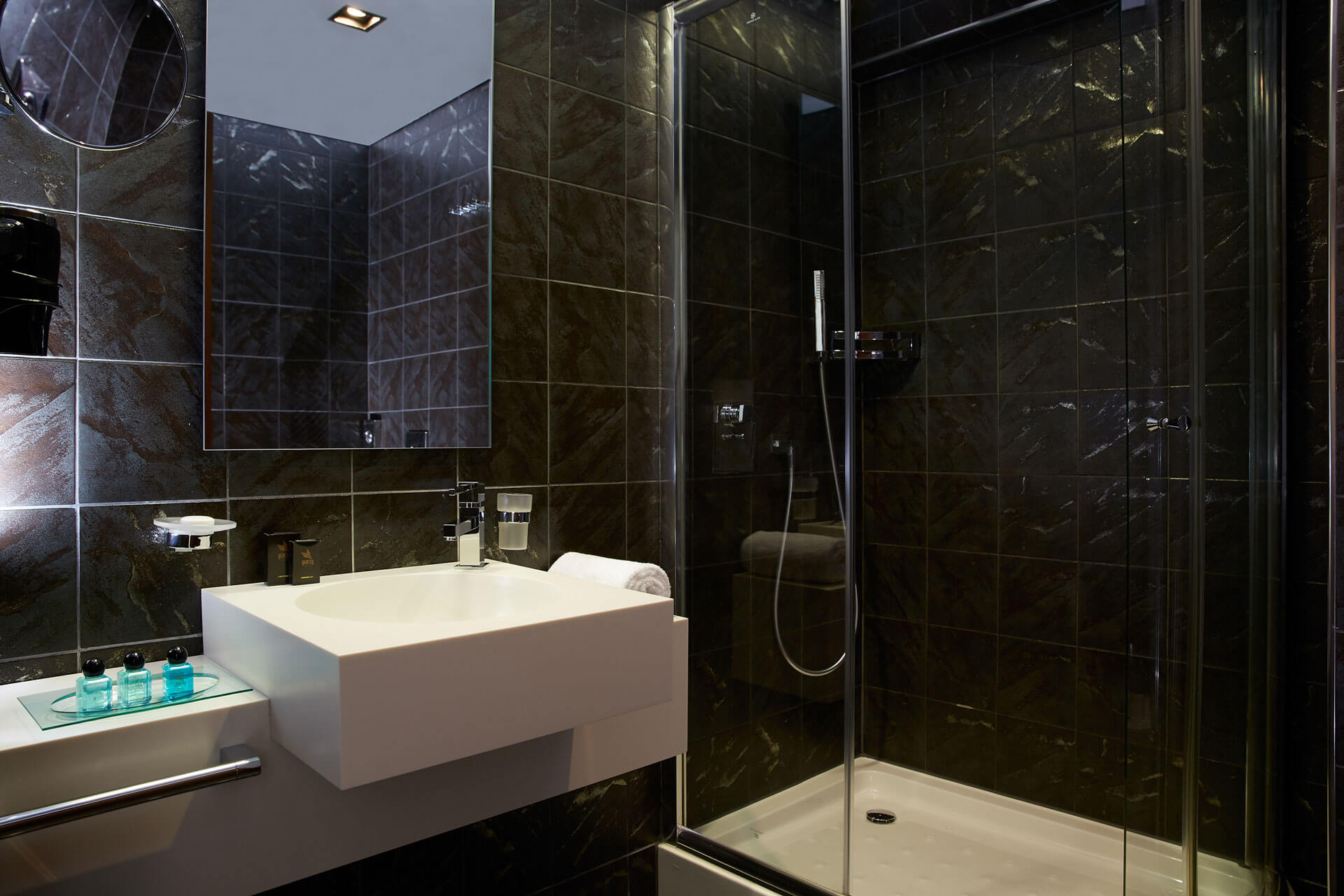 Lucy hotel superior soba pogled grad bathroom.jpg