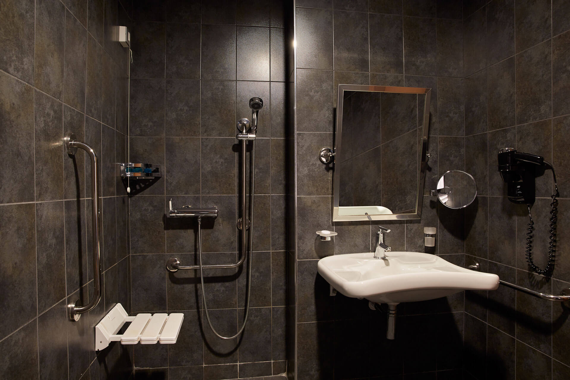 Lucy hotel superior soba pogled grad kupatilo.jpg