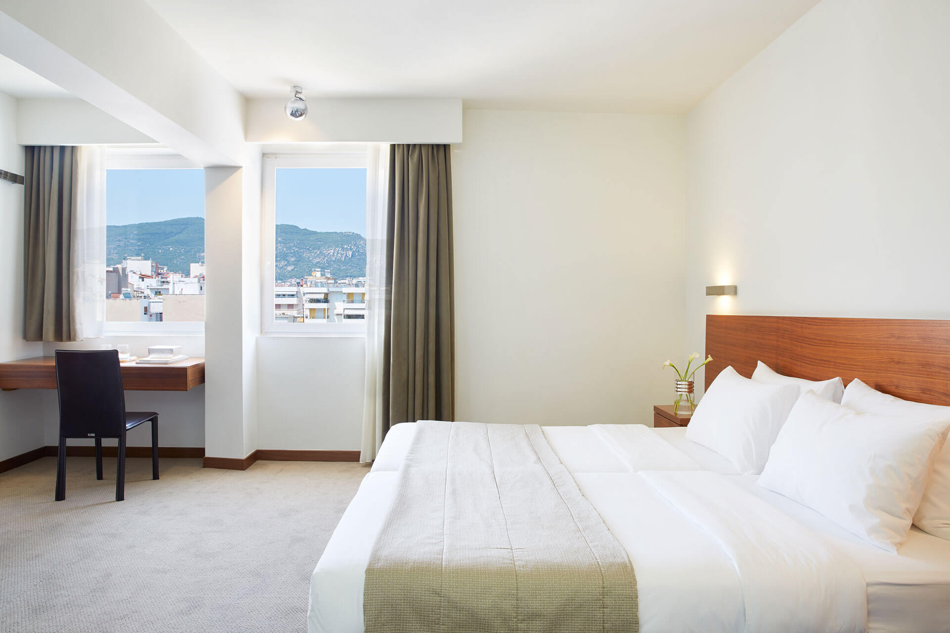 Lucy hotel superior soba pogled grad.jpg