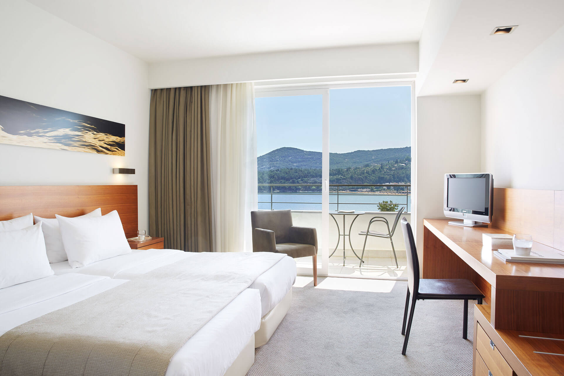 Lucy hotel superior soba pogled more.jpg