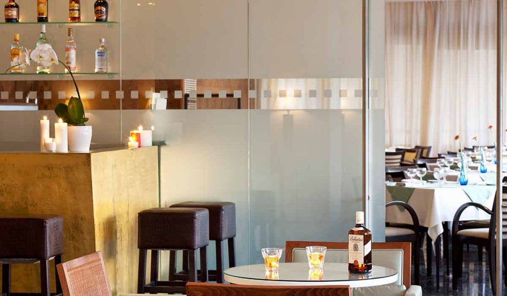 Hotel Lucy bar 2.jpg
