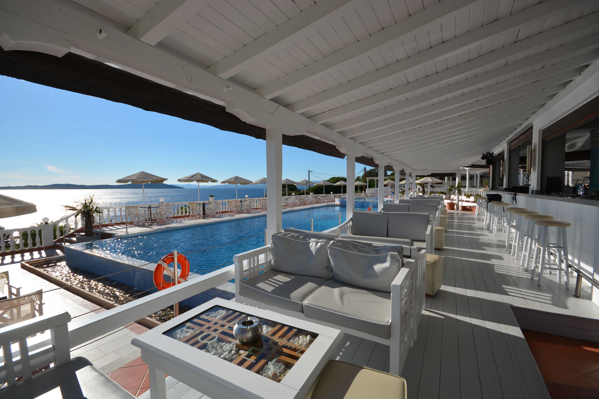 Akti Ouranoupoli hotel bar na bazenu .jpg