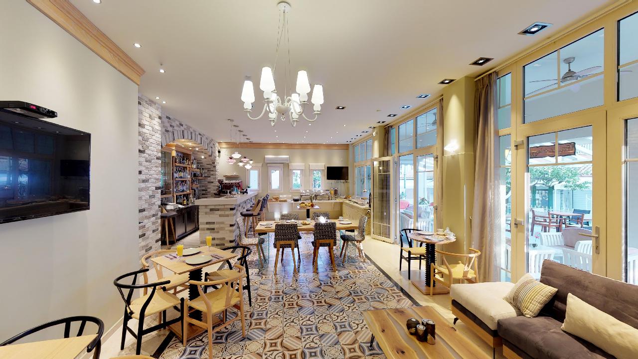 Hotel Maistrali bar 1.jpg
