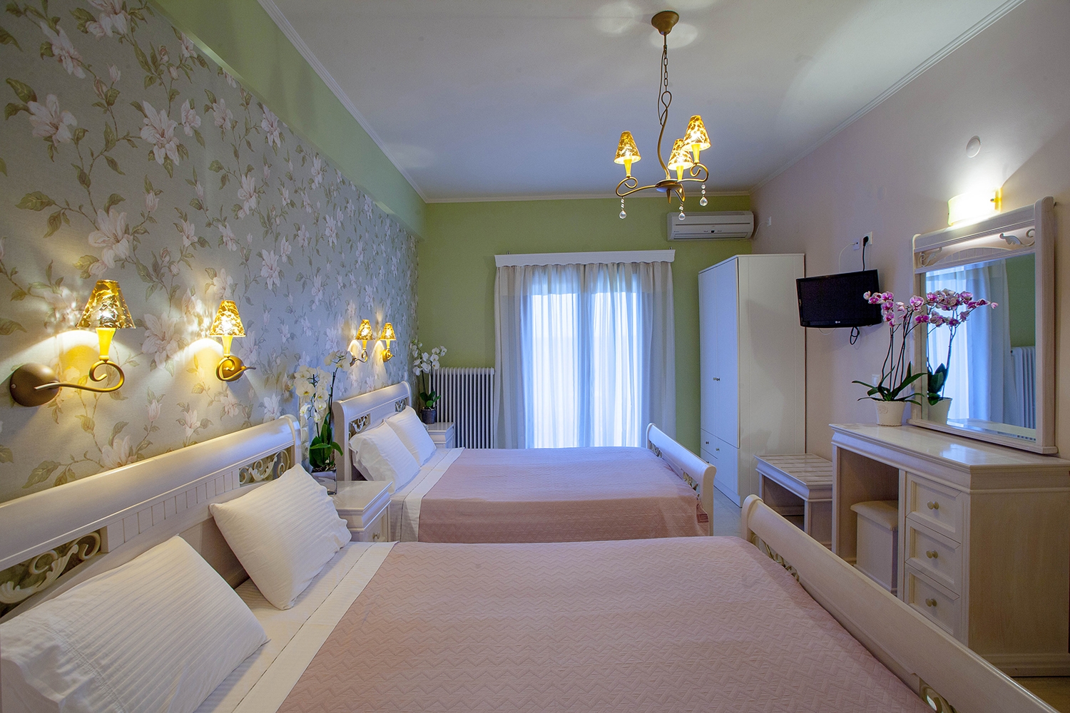 Hotel Maistrali four bed room.jpg